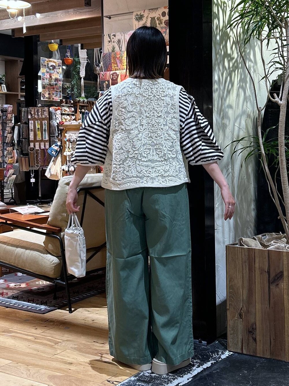 「低身長、カジュアル、体型カバー、休日コーデ、デート/ロマンティック、楽ちんコーデ、春コーデ、女子会、ゆったり、niko and ...、夏コーデ、骨格ウェーブ、ベスト、ウエストゴム、ハンドバッグ」|「niko and...のオリジナル厚底トングサンダル(サンダル、ベージュ系)」を使った、h0peeekoさん(レディース・151cm)の春コーディネートの3枚目の写真