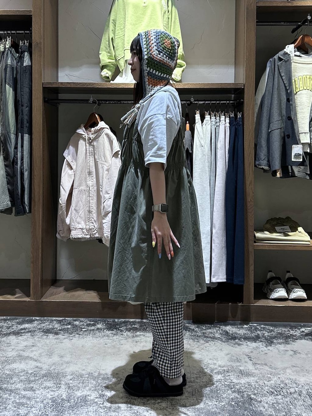 ホワイト系のその他パンツ、グリーン系のジャンパースカート、ブラック系のスニーカーを着用したレディースの春コーディネートの5枚目の写真