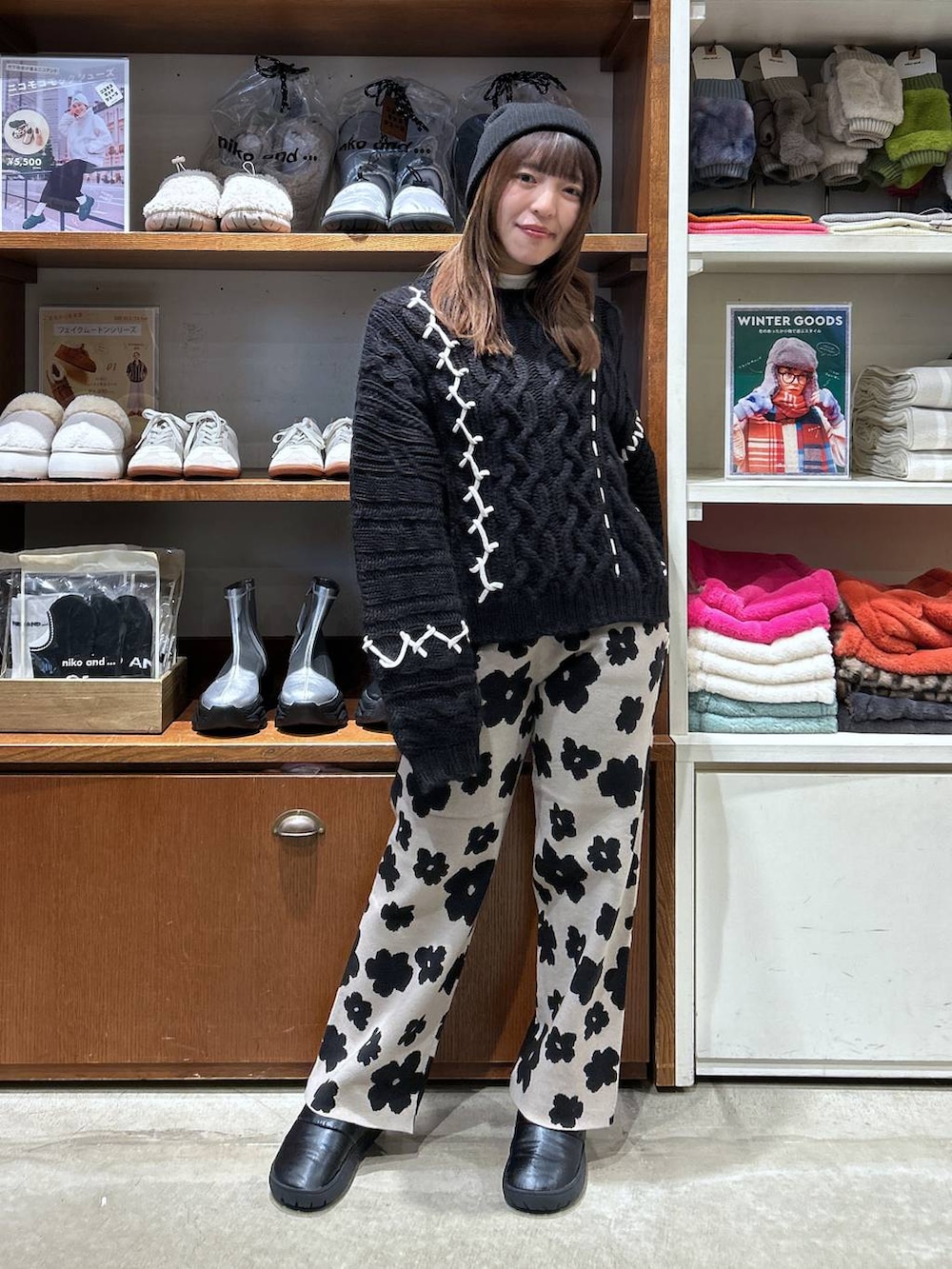 「低身長、カジュアル、体型カバー、休日コーデ、デート/ロマンティック、楽ちんコーデ、春コーデ、女子会、秋コーデ、冬コーデ、ニット、ウエストゴム、ニット帽、リラックス、骨格ウェーブ」｜「niko and...のなめらかタッチニットパンツ（その他パンツ、ベージュ系）」を使った、h0peeekoさん（レディース・152cm）の冬コーディネートの2枚目の写真