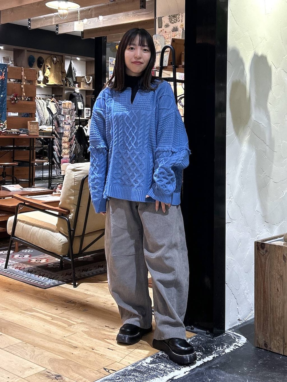 ブラック系のショルダーバッグ、ブラック系のドレスシューズ、ブラック系のTシャツ/カットソーを着用したレディースの冬コーディネートの4枚目の写真