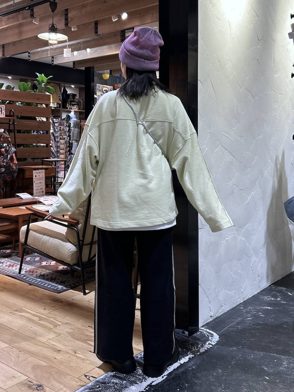 ホワイト系のTシャツ/カットソー、ブラック系のその他パンツ、イエロー系のスウェットを着用したレディースの秋コーディネートの4枚目の写真