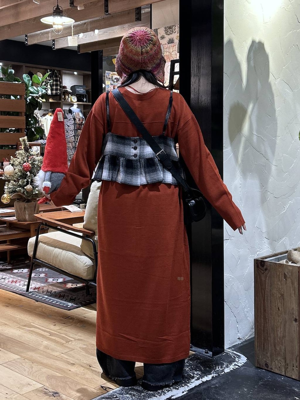 ブラック系のデニムパンツ、ブラック系のキャミソール、ブラック系のショルダーバッグを着用したレディースの秋コーディネートの3枚目の写真