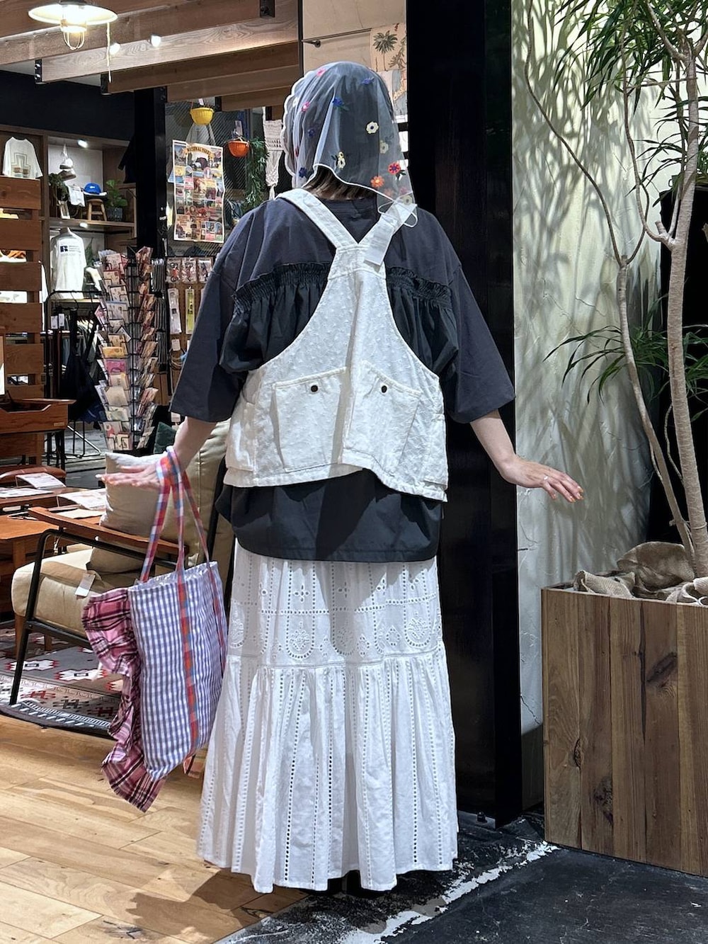 「低身長、カジュアル、体型カバー、休日コーデ、デート/ロマンティック、楽ちんコーデ、春コーデ、女子会、ゆったり、niko and ...、個性派、夏コーデ、骨格ウェーブ、リラックス、旅行」｜「niko and...のポケットワークベスト（ベスト、ベージュ系）」を使った、h0peeekoさん（レディース・151cm）の春コーディネートの4枚目の写真