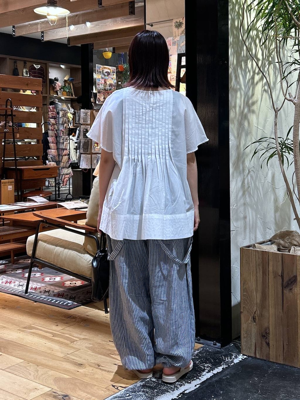 「低身長、カジュアル、体型カバー、休日コーデ、デート/ロマンティック、楽ちんコーデ、春コーデ、女子会、ゆったり、niko and ...、夏コーデ、リラックス、旅行、ブラウス、サンダル」|「niko and...のFINEリネンツイルパンツ(その他パンツ、ブルー系)」を使った、h0peeekoさん(レディース・151cm)の夏コーディネートの4枚目の写真