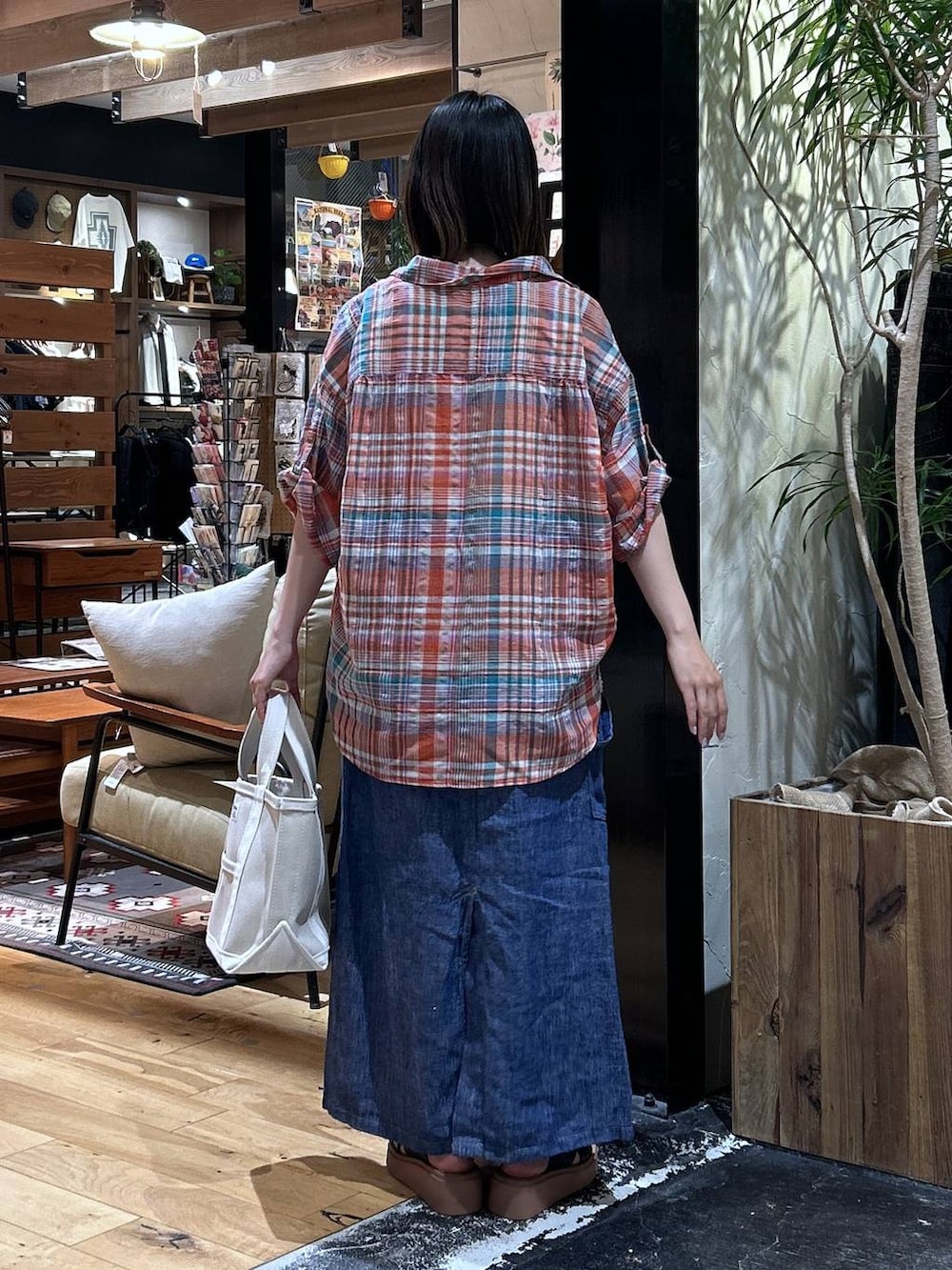 「低身長、カジュアル、体型カバー、休日コーデ、デート/ロマンティック、楽ちんコーデ、春コーデ、女子会、ゆったり、niko and ...、シャツ、タンクトップ、夏コーデ、骨格ウェーブ、スカート」｜「niko and...のオリジナル厚底トングサンダル（サンダル、ブラック系）」を使った、h0peeekoさん（レディース・151cm）の夏コーディネートの3枚目の写真