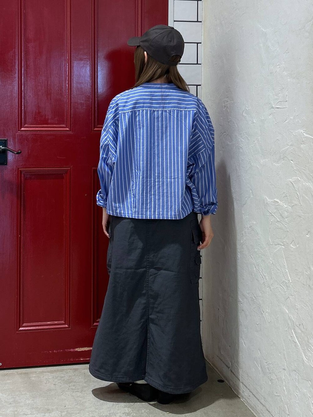 その他のパンプス、ブルー系のシャツ/ブラウス、グレー系のスカートを着用したレディースの春コーディネートの3枚目の写真