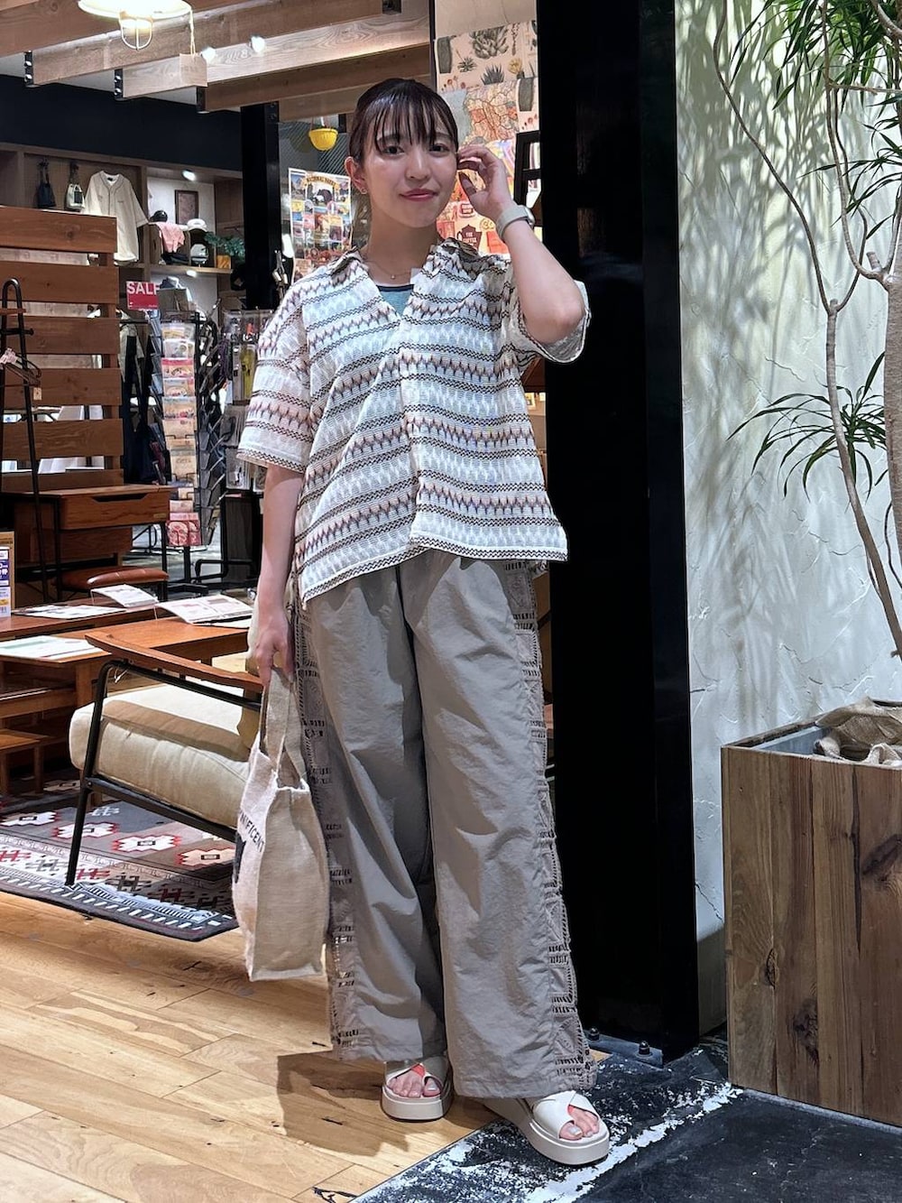 「ワイドパンツ、サンダル、リラックス、低身長、カジュアル、体型カバー、休日コーデ、デート/ロマンティック、楽ちんコーデ、女子会、ゆったり、niko and ...、夏コーデ、秋コーデ、骨格ウェーブ」|「niko and...のオリジナル厚底トングサンダル(サンダル、ベージュ系)」を使った、h0peeekoさん(レディース・151cm)の夏コーディネートの2枚目の写真