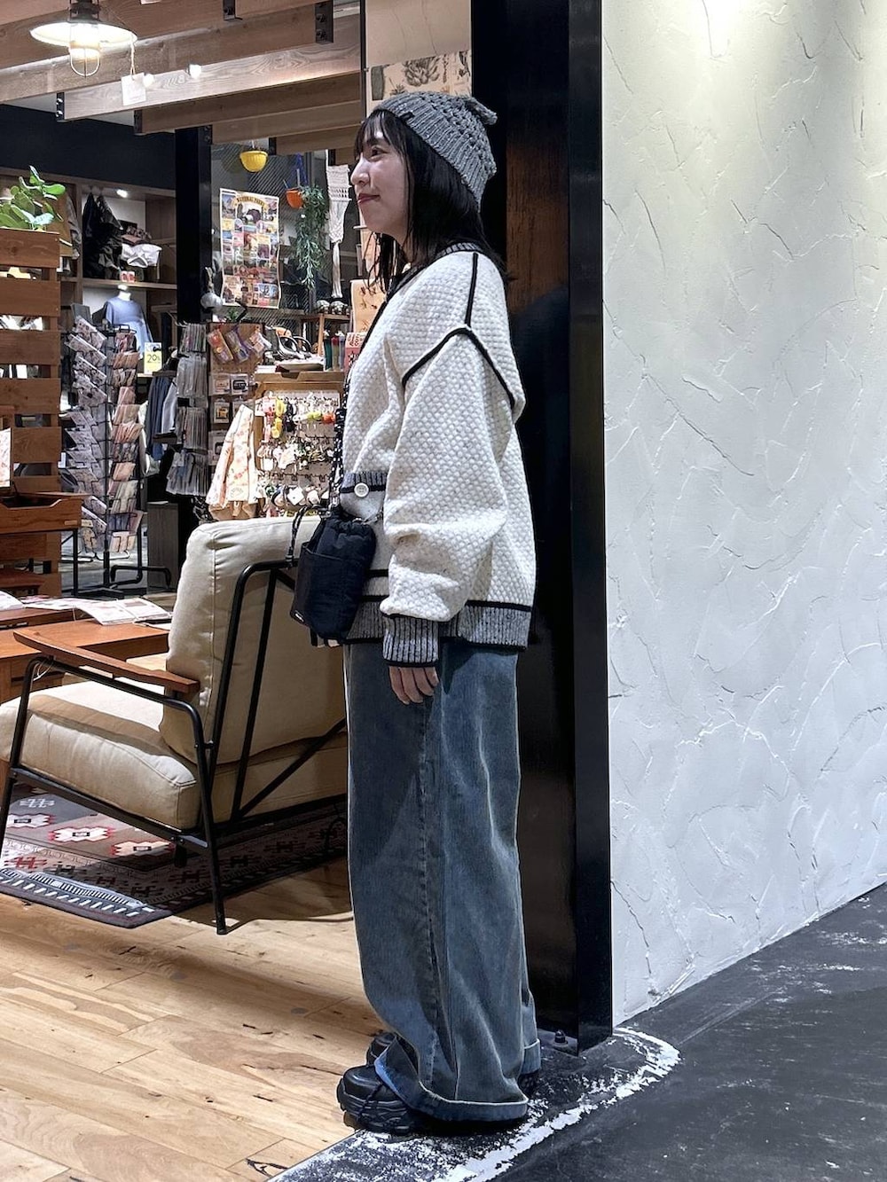 ブラック系のショルダーバッグ、ブルー系のその他パンツ、レッド系のニット/セーターを着用したレディースの秋コーディネートの2枚目の写真