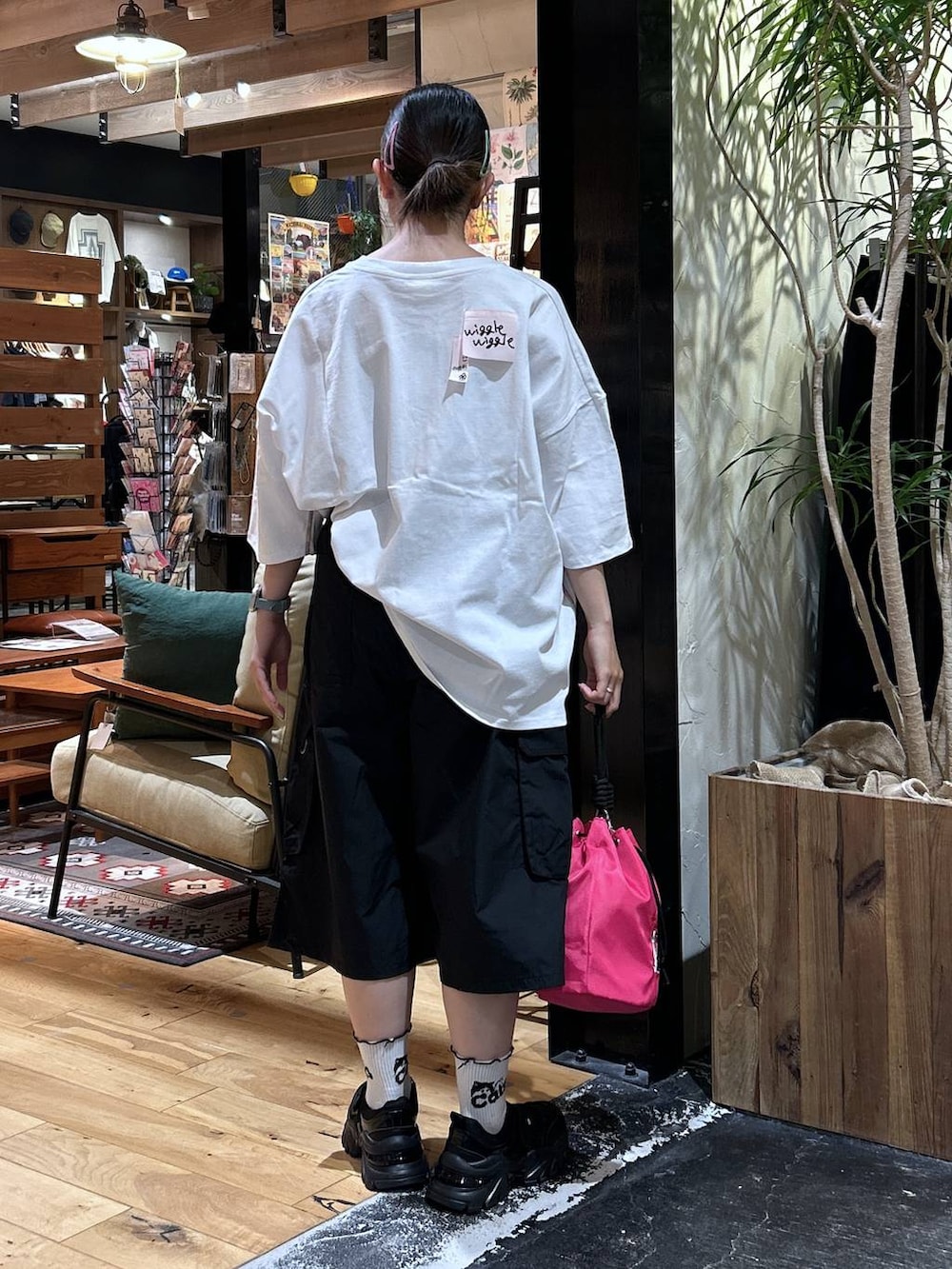 「個性派、テーマパーク、カジュアルコーデ、低身長、カジュアル、体型カバー、休日コーデ、デート/ロマンティック、楽ちんコーデ、春コーデ、女子会、ゆったり、niko and ...、WIGGLE WIGGLE、夏コーデ」|「niko and...のオリジナル切り替え素材ベルトスニーカー(スニーカー、ブラック系)」を使った、h0peeekoさん(レディース・151cm)の夏コーディネートの3枚目の写真