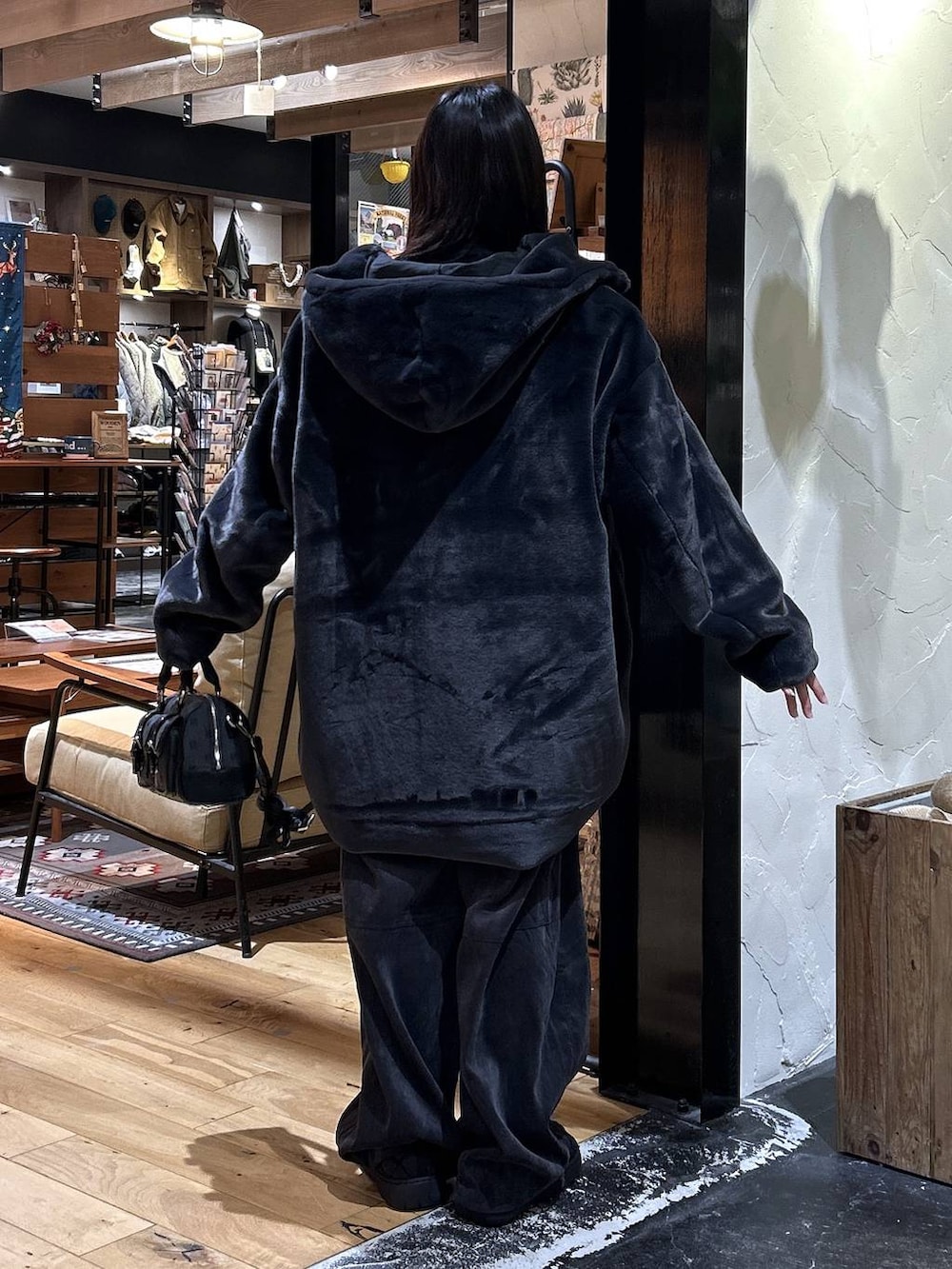 ブラック系のスリッポン、グレー系のその他パンツ、ブラック系のブルゾンを着用したレディースの冬コーディネートの3枚目の写真