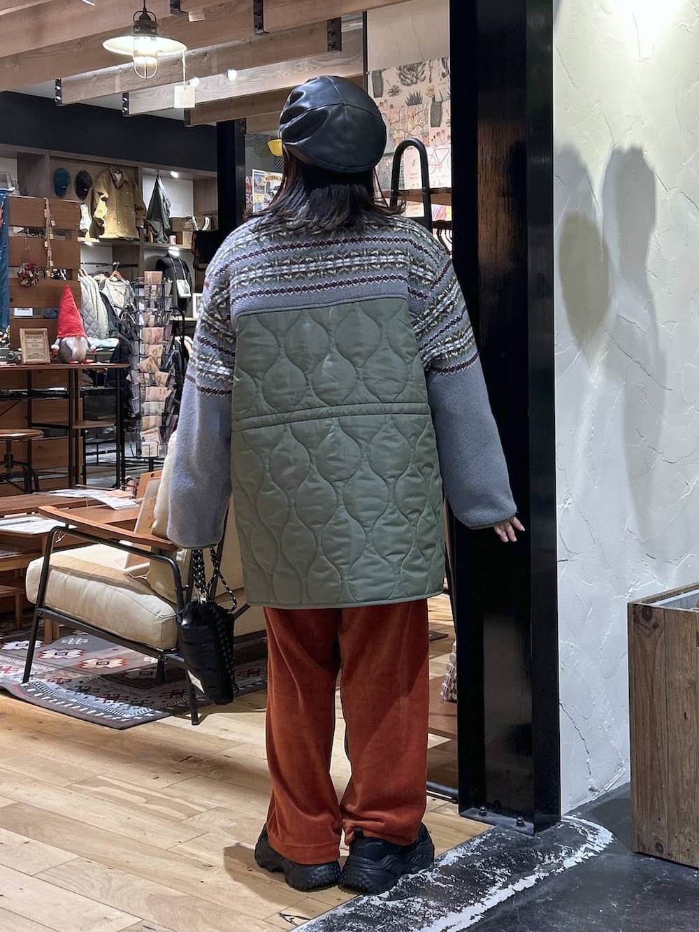 オレンジ系のその他パンツ、ブラック系のスニーカー、ホワイト系のTシャツ/カットソーを着用したレディースの冬コーディネートの3枚目の写真