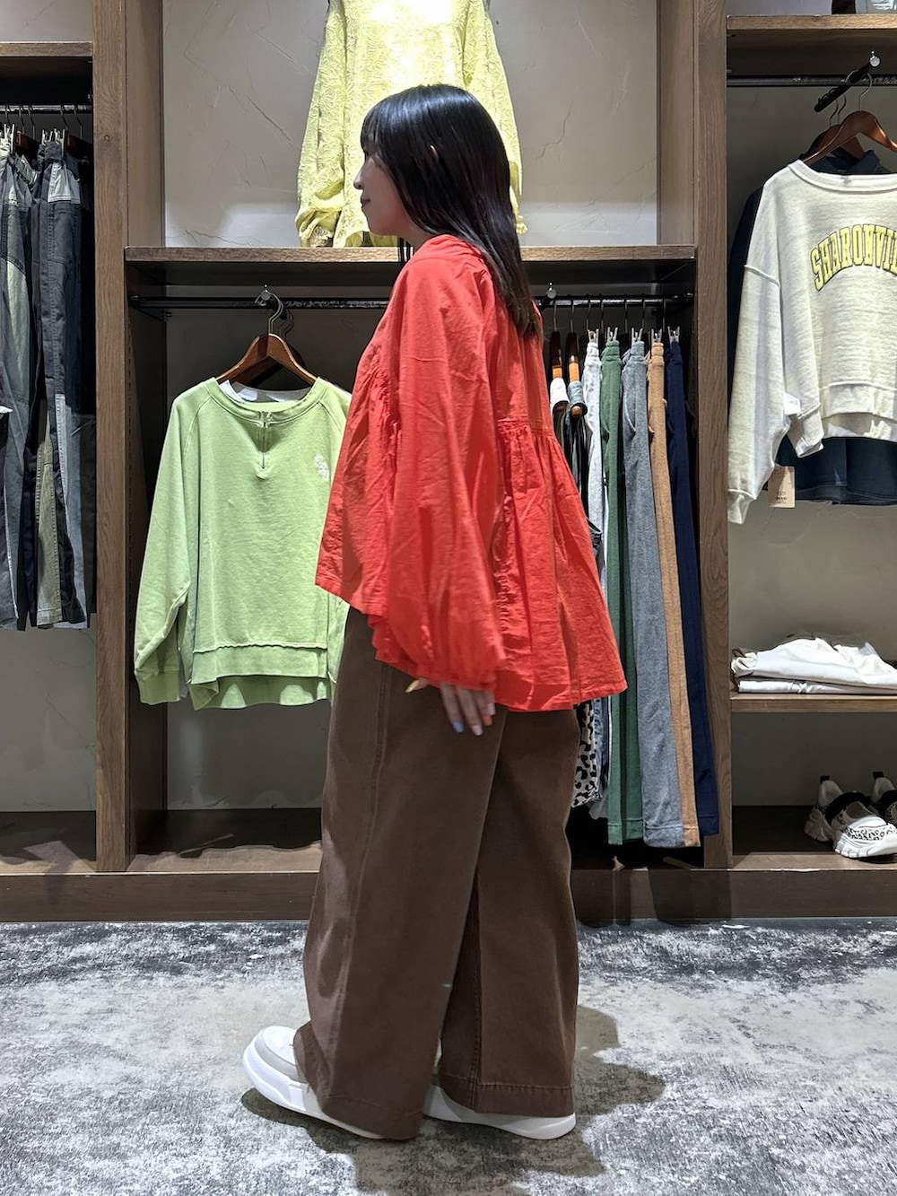 レッド系のシャツ/ブラウス、グレー系のタンクトップ、ベージュ系のスニーカーを着用したレディースの春コーディネートの4枚目の写真