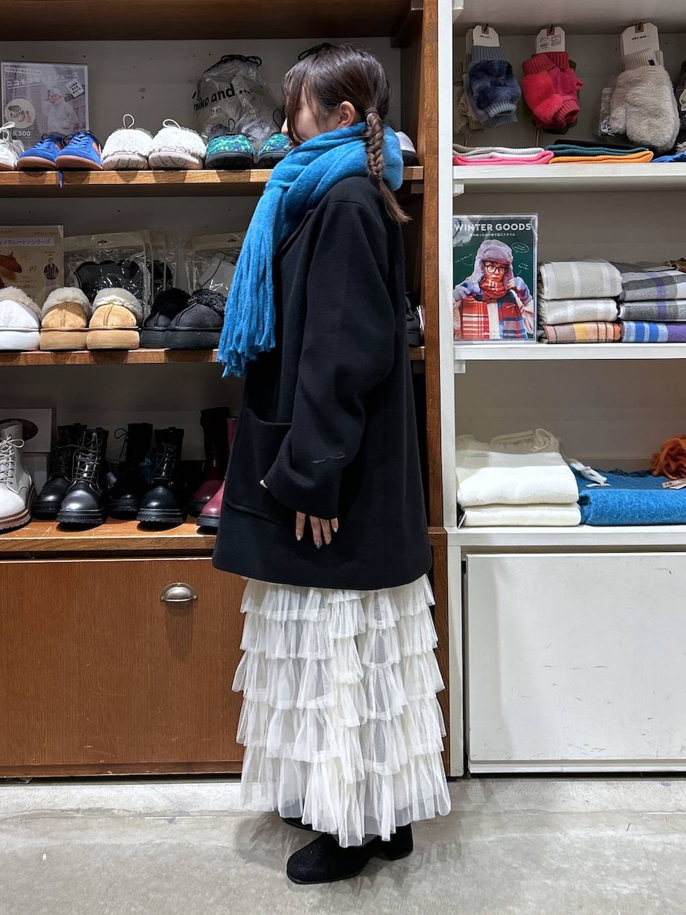 「低身長、カジュアル、体型カバー、休日コーデ、デート/ロマンティック、楽ちんコーデ、女子会、ゆったり、niko and ...、秋コーデ、春コーデ、ジャケット、コート、アウター、マフラー」|「niko and...のなめらかタッチニットパンツ(その他パンツ、ホワイト系)」を使った、h0peeekoさん(レディース・152cm)の秋コーディネートの2枚目の写真
