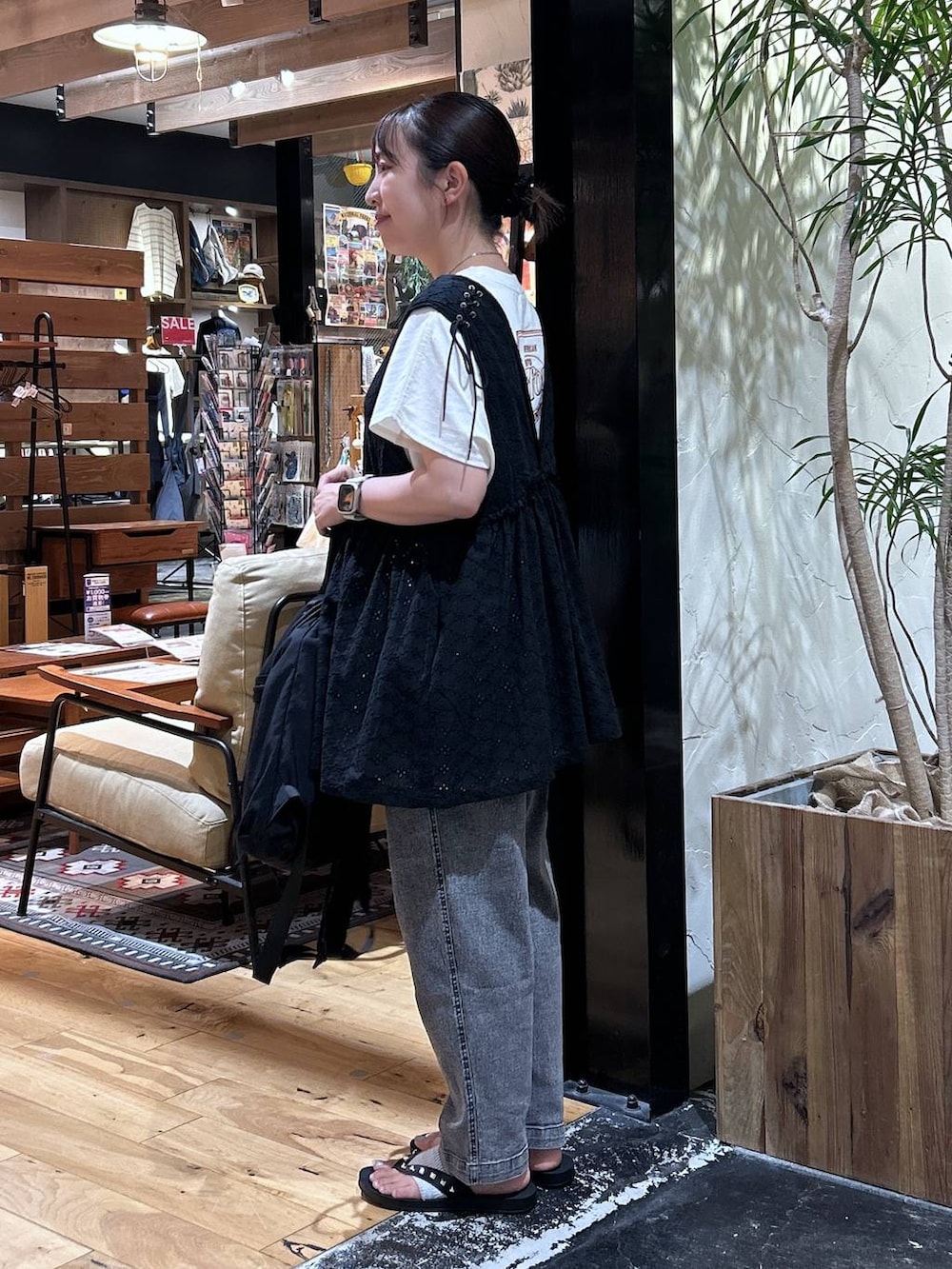 「低身長、カジュアル、体型カバー、休日コーデ、デート/ロマンティック、楽ちんコーデ、春コーデ、女子会、ゆったり、niko and ...、夏コーデ、骨格ウェーブ、リラックス、Tシャツ、ベスト」|「niko and...のストレッチテーパードパンツ2(その他パンツ、グレー系)」を使った、h0peeekoさん(レディース・151cm)の夏コーディネートの3枚目の写真