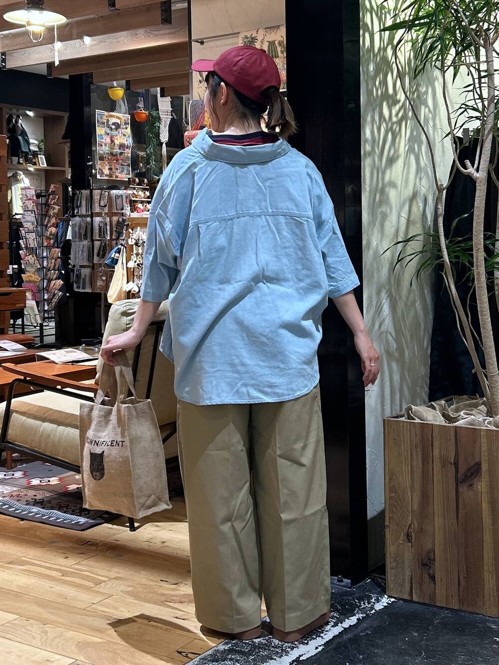 「低身長、カジュアル、体型カバー、休日コーデ、デート/ロマンティック、楽ちんコーデ、シンプルコーデ、春コーデ、女子会、ゆったり、niko and ...、夏コーデ、骨格ウェーブ、シャツ、カラーマイスター_nikoand...」｜「niko and...のオリジナル厚底トングサンダル（サンダル、ブラック系）」を使った、h0peeekoさん（レディース・151cm）の春コーディネートの4枚目の写真