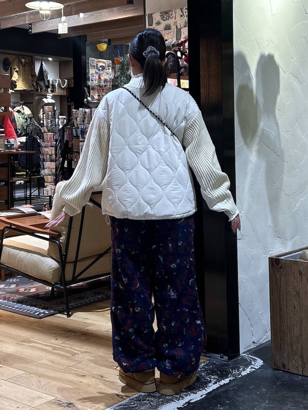 イエロー系のモカシン/デッキシューズ、ブルー系のその他パンツ、ホワイト系のTシャツ/カットソーを着用したレディースの秋コーディネートの3枚目の写真