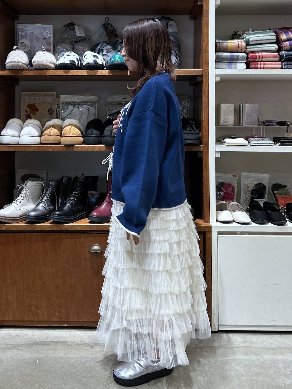「ニット、低身長、カジュアル、体型カバー、休日コーデ、デート/ロマンティック、楽ちんコーデ、女子会、ゆったり、niko and ...、ガーリー、スカート、ウエストゴム、ショルダーバッグ、骨格ウェーブ」｜「niko and...の[MODE NORM CORE]フリルチュールシアーマキシスカート（スカート、ホワイト系）」を使った、h0peeekoさん（レディース・152cm）の秋コーディネートの2枚目の写真
