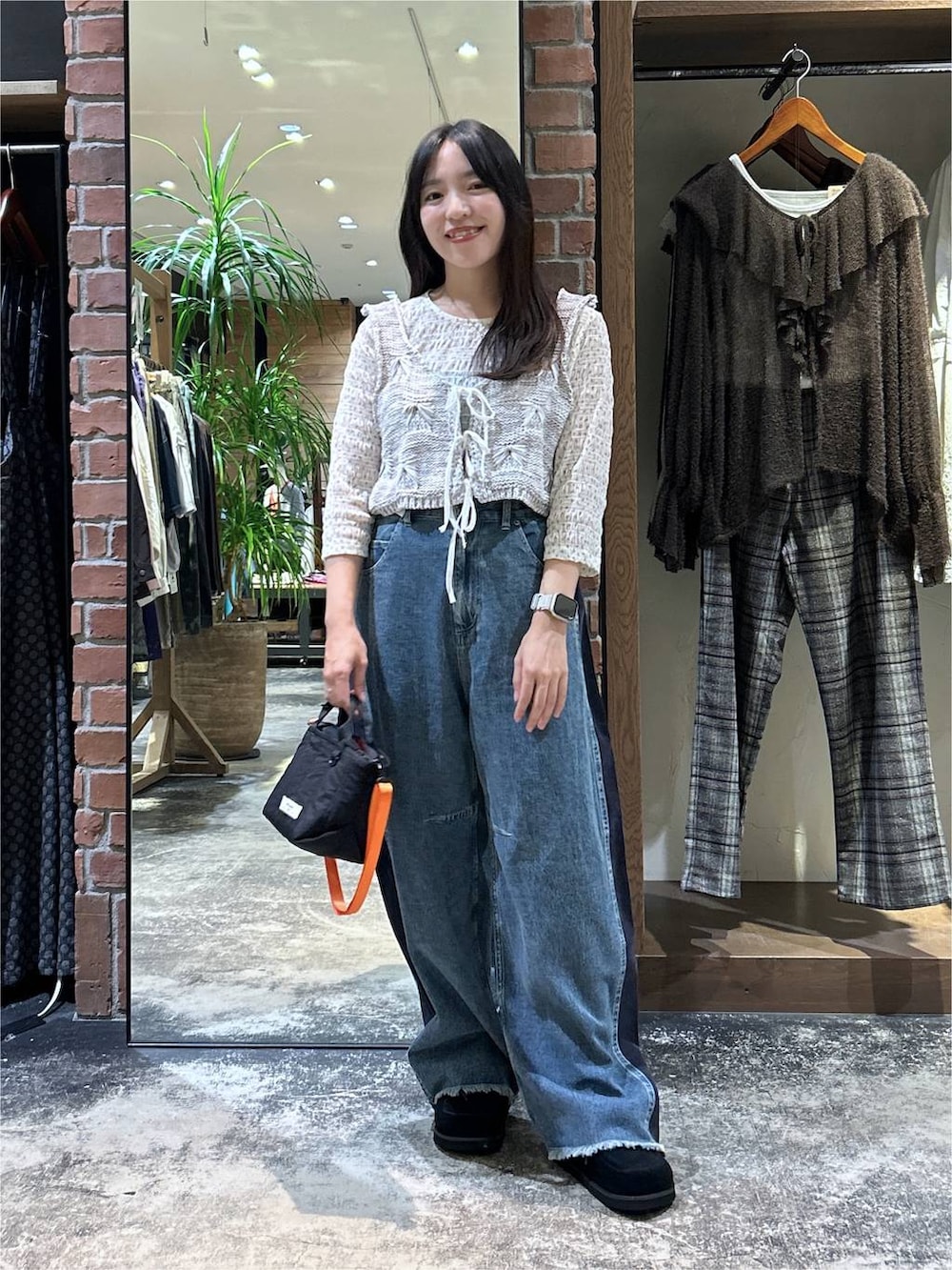ホワイト系のTシャツ/カットソー、ホワイト系のベスト、ブラック系のトートバッグを着用したレディースの秋コーディネートの2枚目の写真
