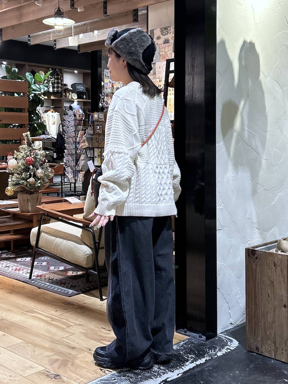 グレー系のその他アウター、ブラック系のデニムパンツ、ブラック系のスニーカーを着用したレディースの秋コーディネートの5枚目の写真