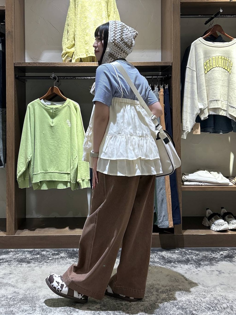 ブルー系のTシャツ/カットソー、その他のスニーカー、ベージュ系のスカートを着用したレディースの春コーディネートの5枚目の写真