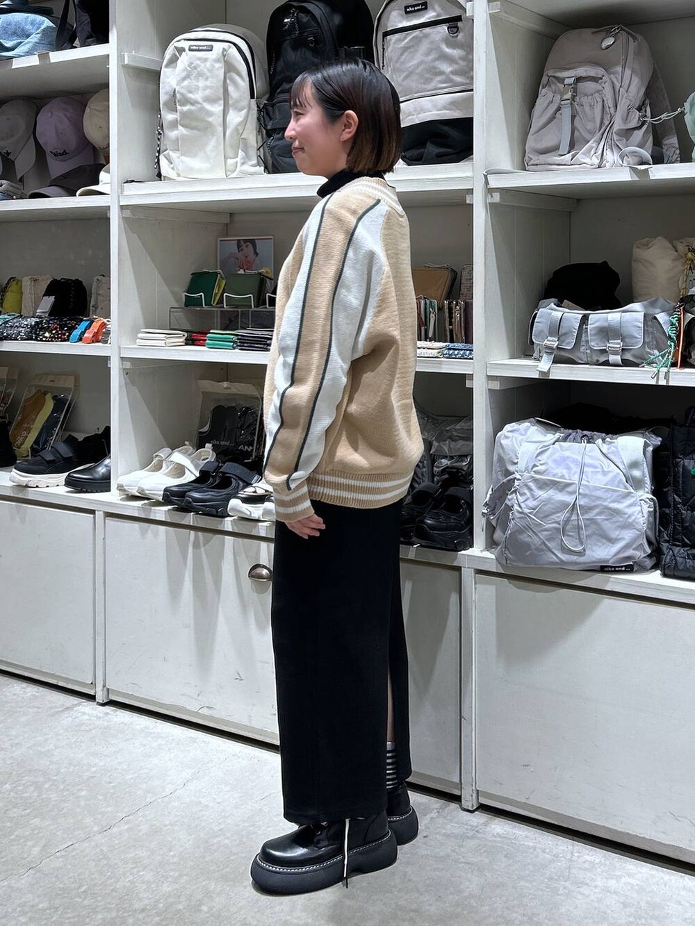 「低身長、カジュアル、体型カバー、休日コーデ、デート/ロマンティック、楽ちんコーデ、春コーデ、女子会、ゆったり、niko and ...、秋コーデ、骨格ウェーブ、カーディガン、ニット、ウエストゴム」｜「niko and...のアソートサイドリブスカート（スカート、ブラック系）」を使った、h0peeekoさん（レディース・151cm）の冬コーディネートの2枚目の写真