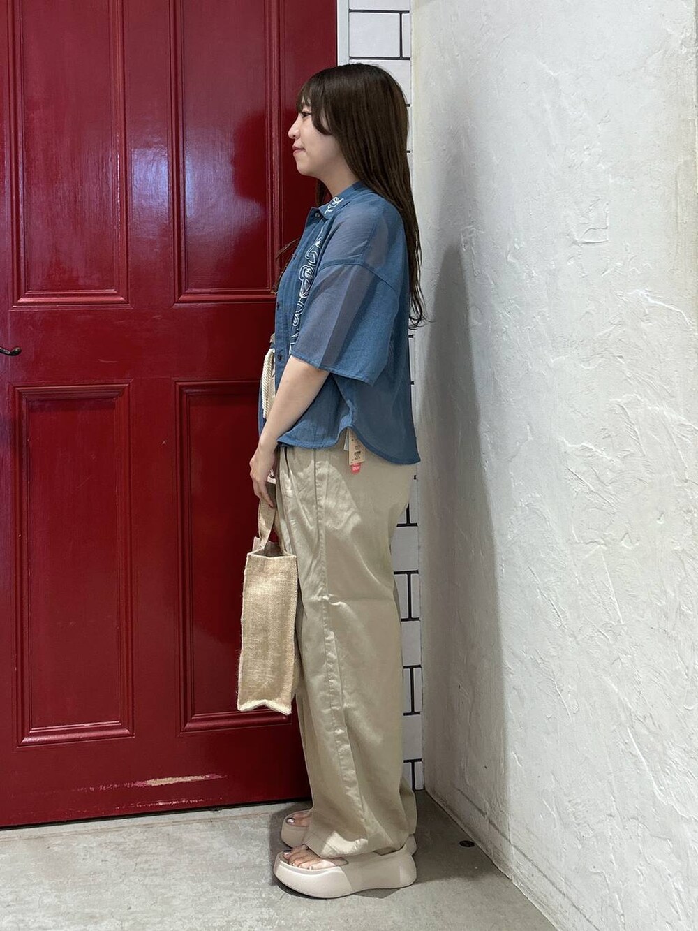 ベージュ系のサンダル、ブルー系のシャツ/ブラウス、グレー系のタンクトップを着用したレディースの夏コーディネートの2枚目の写真