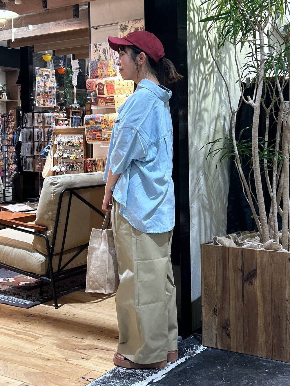 「低身長、カジュアル、体型カバー、休日コーデ、デート/ロマンティック、楽ちんコーデ、シンプルコーデ、春コーデ、女子会、ゆったり、niko and ...、夏コーデ、骨格ウェーブ、シャツ、カラーマイスター_nikoand...」｜「niko and...のオリジナル厚底トングサンダル（サンダル、ブラック系）」を使った、h0peeekoさん（レディース・151cm）の春コーディネートの3枚目の写真