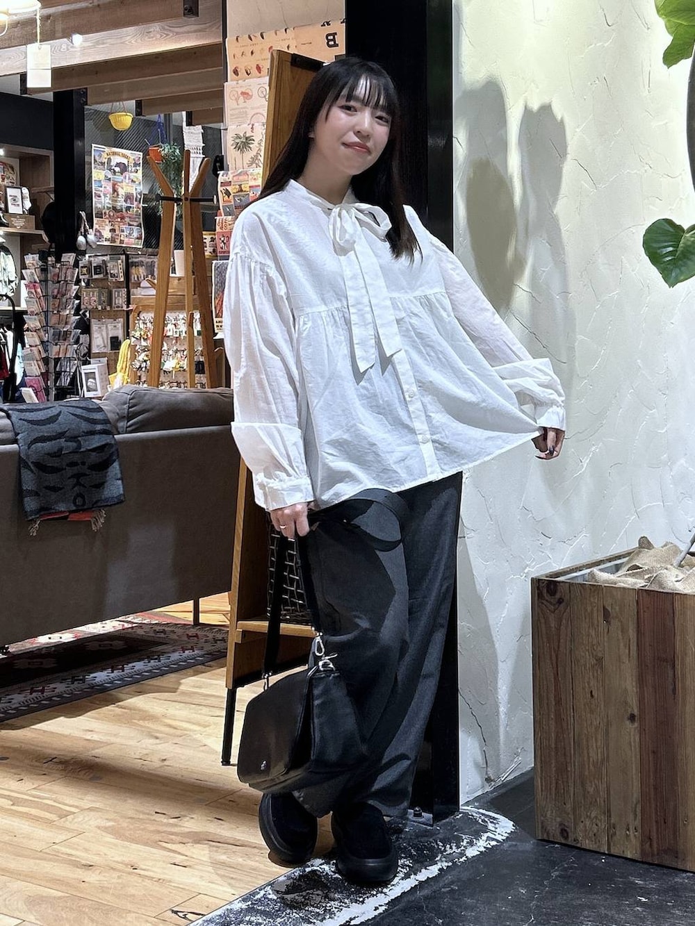 ホワイト系のシャツ/ブラウス、ブラック系のローファー、グレー系のテーラードジャケットを着用したレディースの冬コーディネートの7枚目の写真