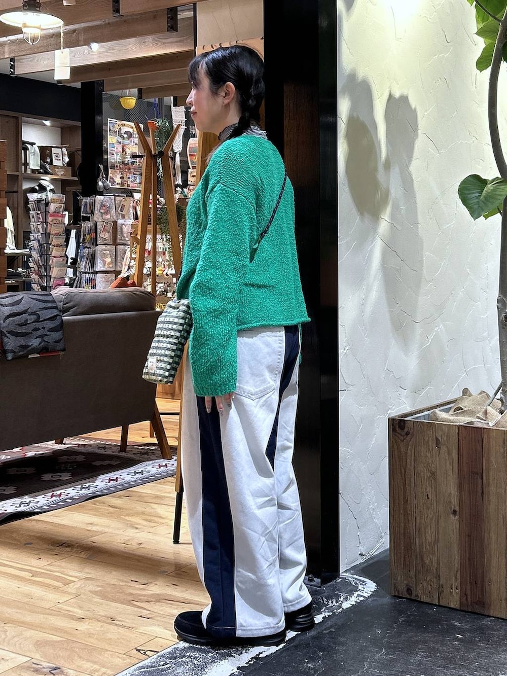 その他のTシャツ/カットソー、グリーン系のショルダーバッグ、グリーン系のニット/セーターを着用したレディースの冬コーディネートの3枚目の写真