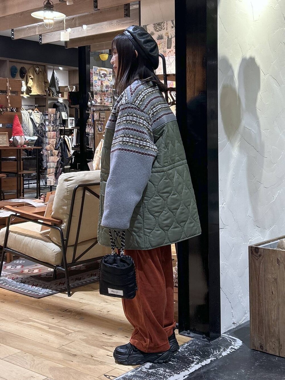 オレンジ系のその他パンツ、ブラック系のスニーカー、ホワイト系のTシャツ/カットソーを着用したレディースの冬コーディネートの2枚目の写真