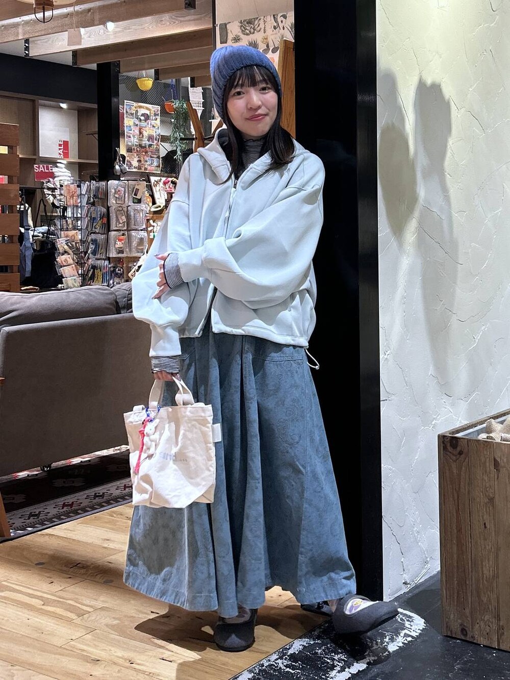 ホワイト系のトートバッグ、その他のTシャツ/カットソー、グレー系のパンプスを着用したレディースの冬コーディネートの2枚目の写真