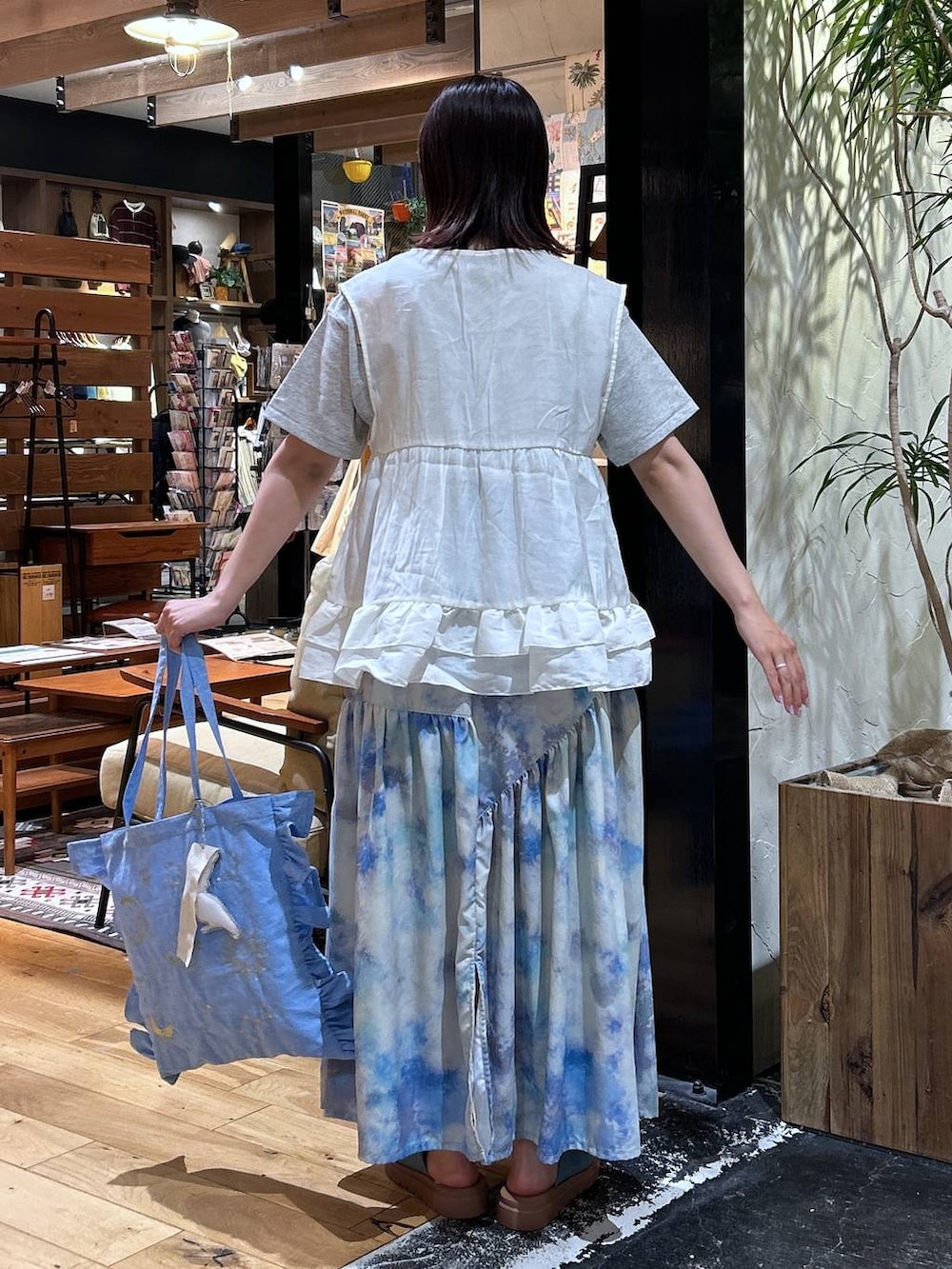 「女子会、ゆったり、niko and ...、低身長、カジュアル、体型カバー、休日コーデ、デート/ロマンティック、楽ちんコーデ、春コーデ、夏コーデ、骨格ウェーブ、Tシャツ、ベスト、スカート」|「niko and...のオリジナル3リボンサンダル(サンダル、ブラック系)」を使った、h0peeekoさん(レディース・151cm)の夏コーディネートの3枚目の写真