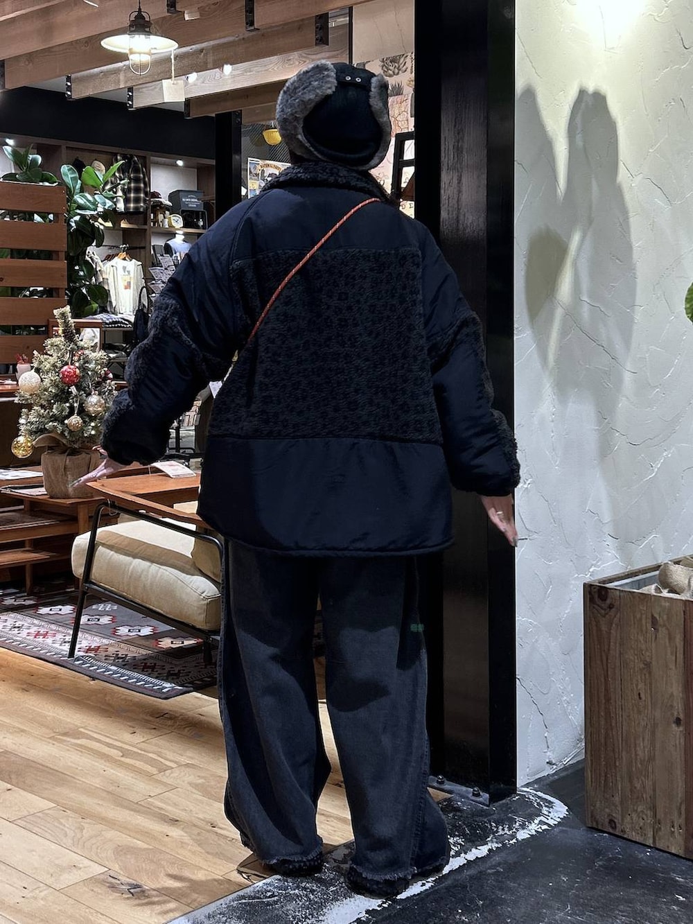 グレー系のその他アウター、ブラック系のデニムパンツ、ブラック系のスニーカーを着用したレディースの秋コーディネートの3枚目の写真