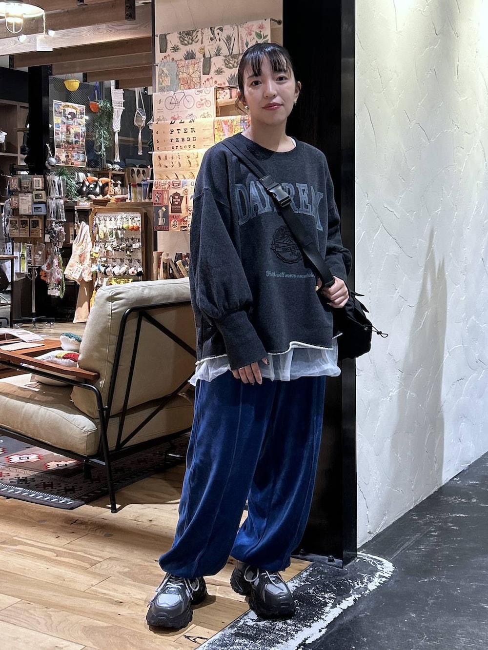 ブルー系のその他パンツ、ホワイト系のTシャツ/カットソー、グレー系のスウェットを着用したレディースの秋コーディネートの2枚目の写真