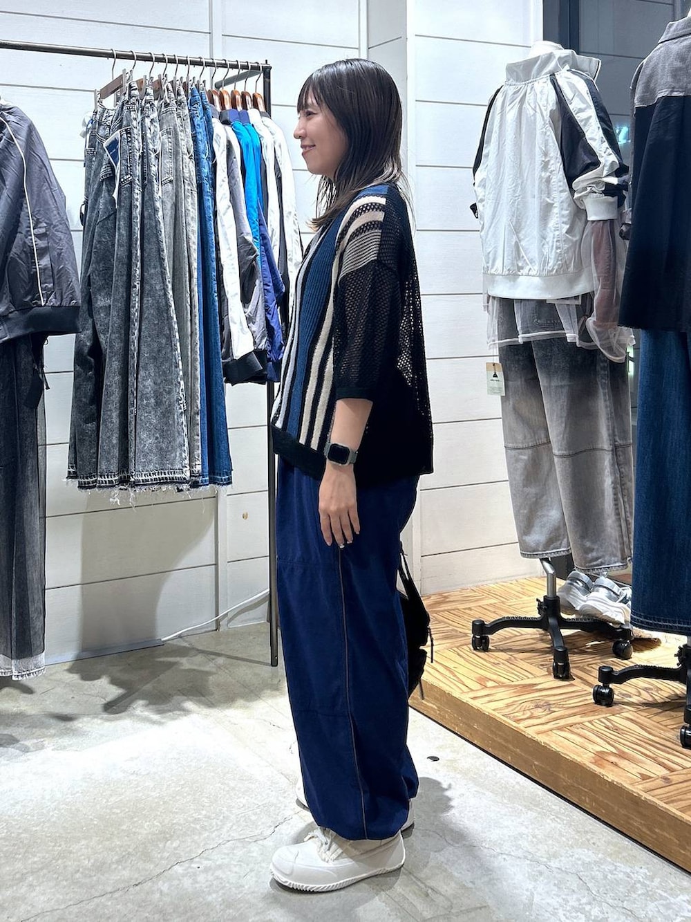 「低身長、カジュアル、体型カバー、休日コーデ、デート/ロマンティック、楽ちんコーデ、女子会、ゆったり、niko and ...、夏コーデ、秋コーデ、カーディガン、ウエストゴム、パンツ、スニーカー」|「niko and...のシボシボサイドラインパンツ(その他パンツ、ブルー系)」を使った、h0peeekoさん(レディース・152cm)の秋コーディネートの2枚目の写真