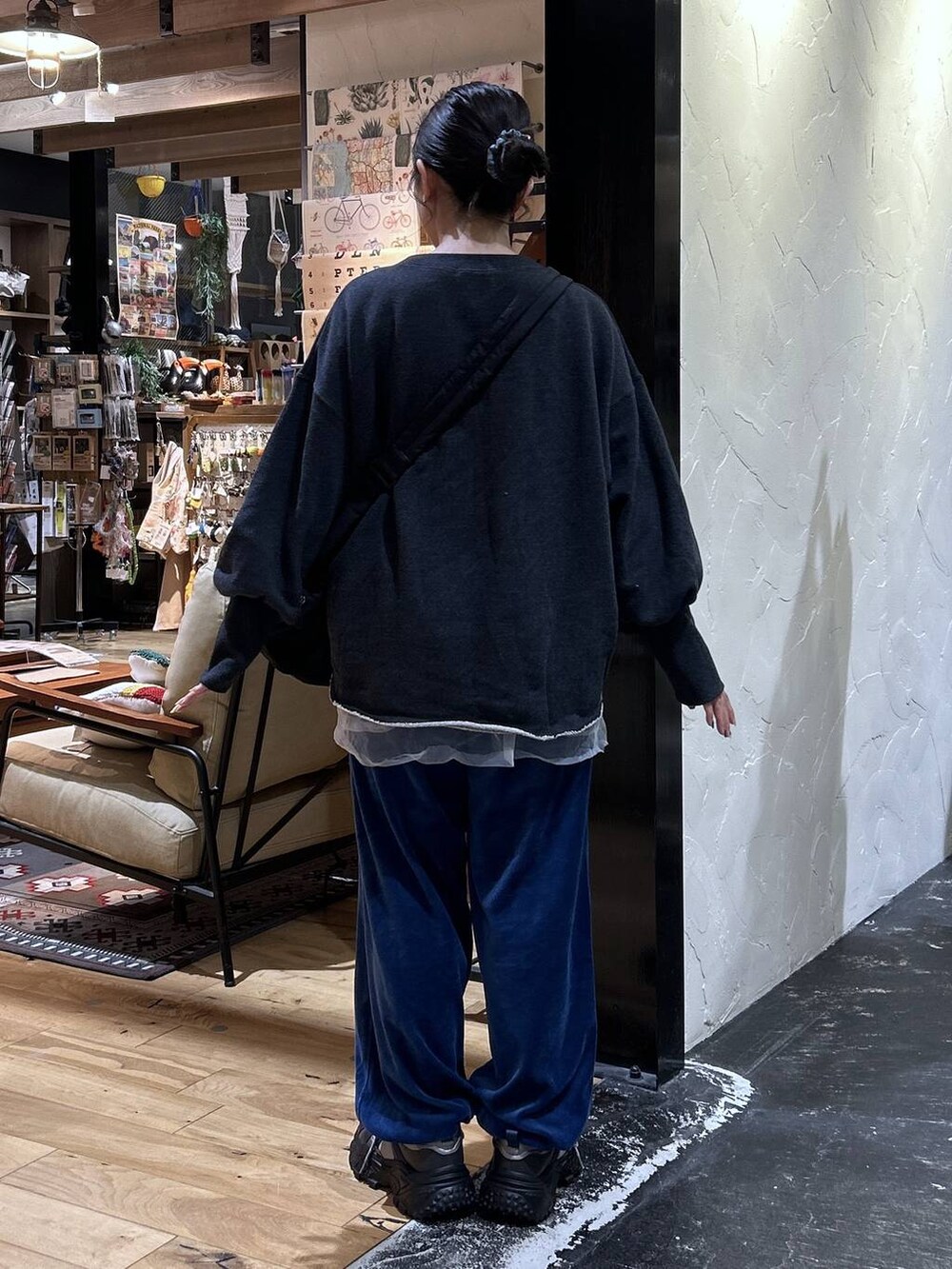 ブルー系のその他パンツ、ホワイト系のTシャツ/カットソー、グレー系のスウェットを着用したレディースの秋コーディネートの4枚目の写真