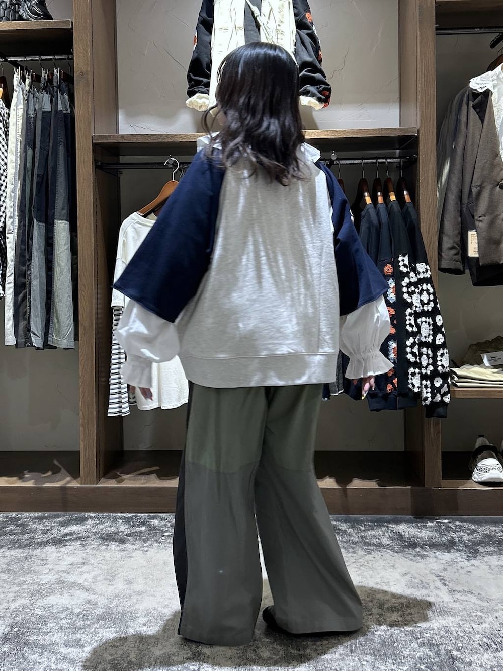 ホワイト系のシャツ/ブラウス、グリーン系のバレエシューズ、ベージュ系のTシャツ/カットソーを着用したレディースの春コーディネートの4枚目の写真