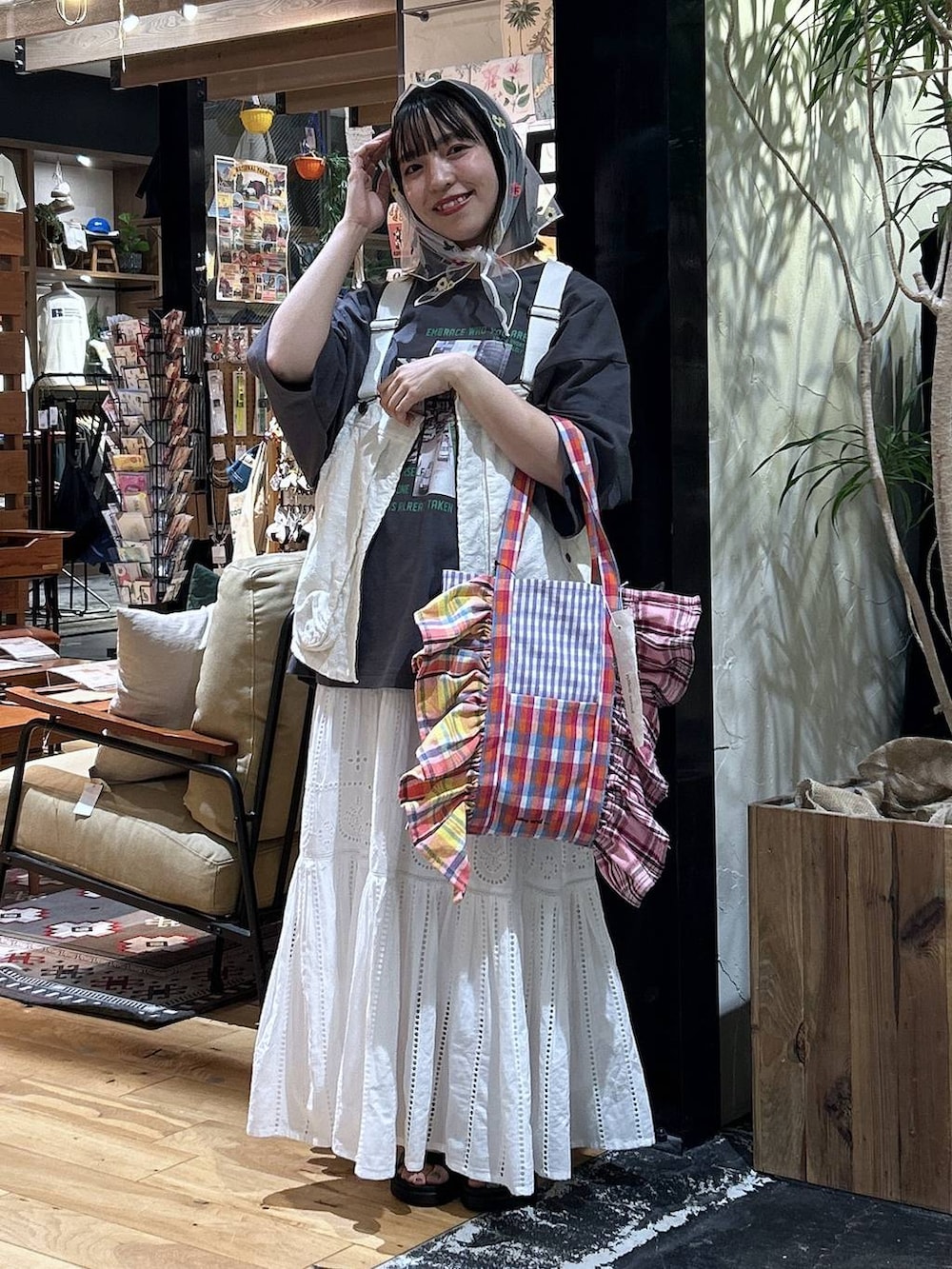 「低身長、カジュアル、体型カバー、休日コーデ、デート/ロマンティック、楽ちんコーデ、春コーデ、女子会、ゆったり、niko and ...、個性派、夏コーデ、骨格ウェーブ、リラックス、旅行」｜「niko and...のポケットワークベスト（ベスト、ベージュ系）」を使った、h0peeekoさん（レディース・151cm）の春コーディネートの2枚目の写真