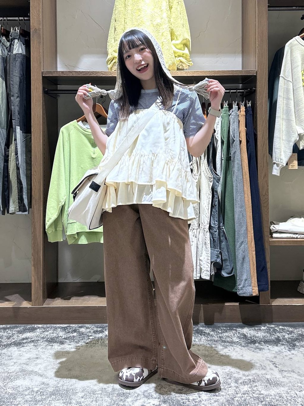 ブルー系のTシャツ/カットソー、その他のスニーカー、ベージュ系のスカートを着用したレディースの春コーディネートの2枚目の写真