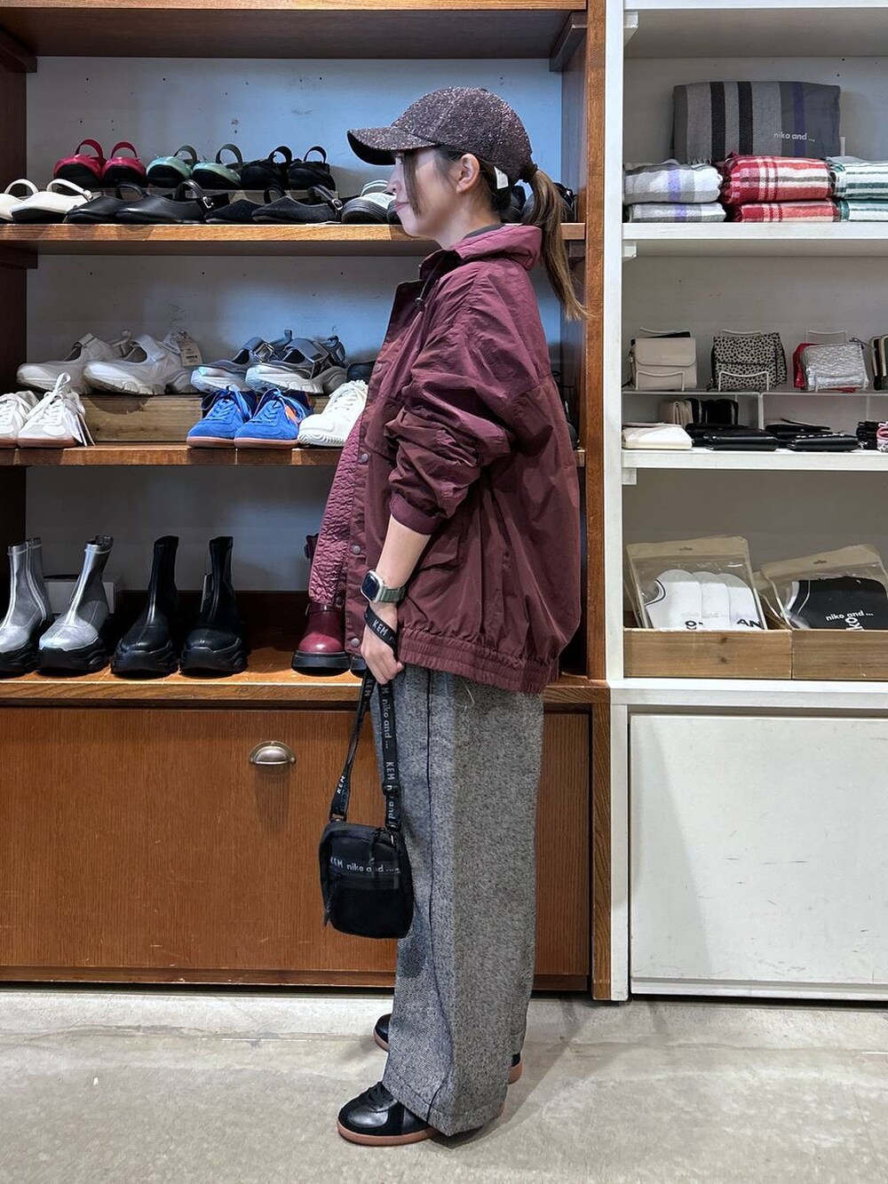 「低身長、カジュアル、体型カバー、休日コーデ、デート/ロマンティック、楽ちんコーデ、春コーデ、女子会、ゆったり、niko and ...、マウンテンパーカー、Tシャツ、キャップ、ショルダーバッグ、ウエストゴム」|「niko and...のオジネップスラックスパンツ(スラックス、ホワイト系)」を使った、h0peeekoさん(レディース・152cm)の秋コーディネートの2枚目の写真