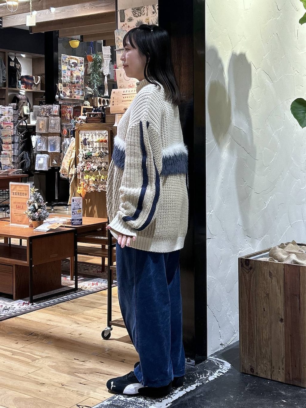 ブラック系のスニーカー、ブルー系のその他パンツ、ベージュ系のカーディガン/ボレロを着用したレディースの冬コーディネートの2枚目の写真