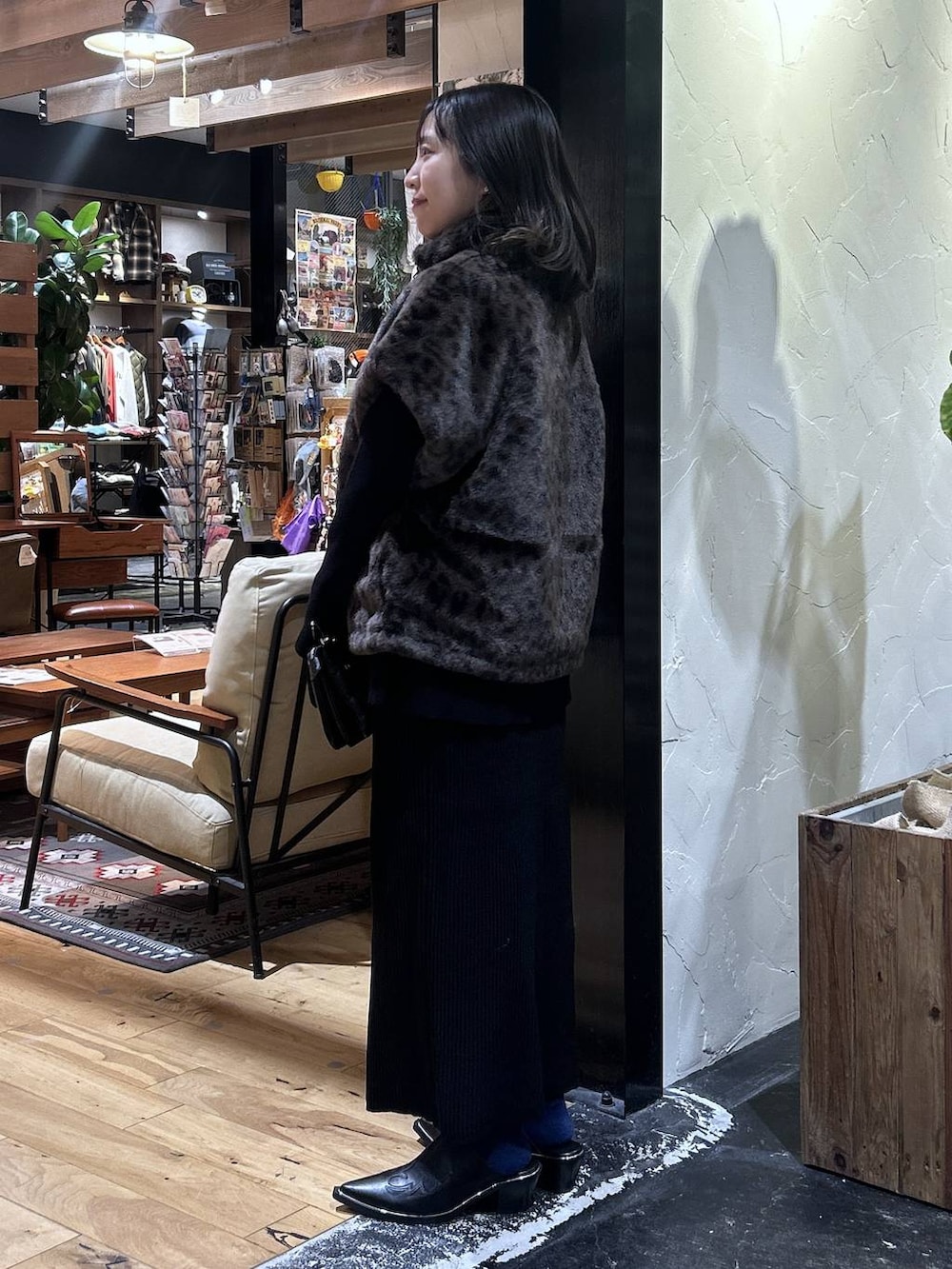 ブラウン系のベスト、ブラック系のニット/セーター、ブラック系のその他シューズを着用したレディースの秋コーディネートの2枚目の写真