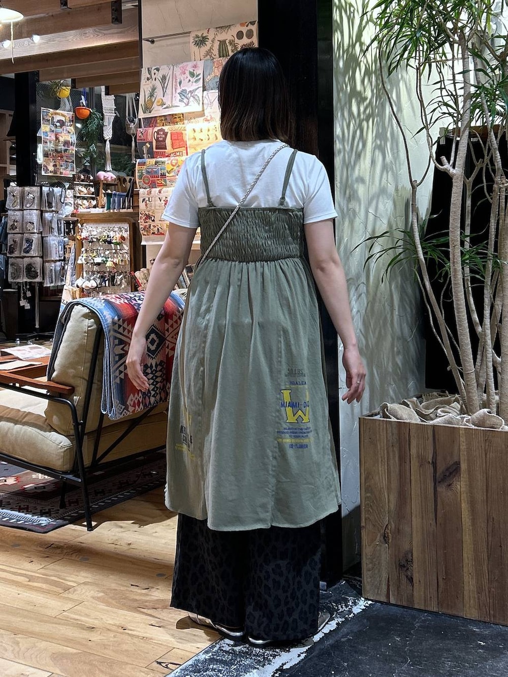 「女子会、ゆったり、niko and ...、Tシャツ、カラーマイスター_nikoand...、ワンピース、ウエストゴム、ショルダーバッグ、夏コーデ、骨格ウェーブ、大人カジュアル、デートコーデ、ワイドパンツ、低身長、カジュアル」|「niko and...のCOLORマイスターフィットTシャツ(Tシャツ/カットソー、ホワイト系)」を使った、h0peeekoさん(レディース・151cm)の春コーディネートの4枚目の写真