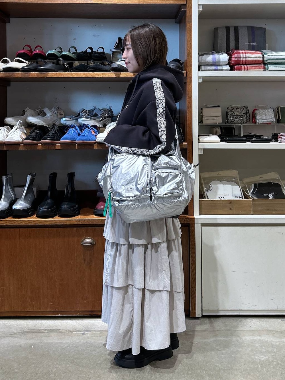 グレー系のTシャツ/カットソー、グレー系のショルダーバッグ、グレー系のパーカーを着用したレディースの秋コーディネートの3枚目の写真