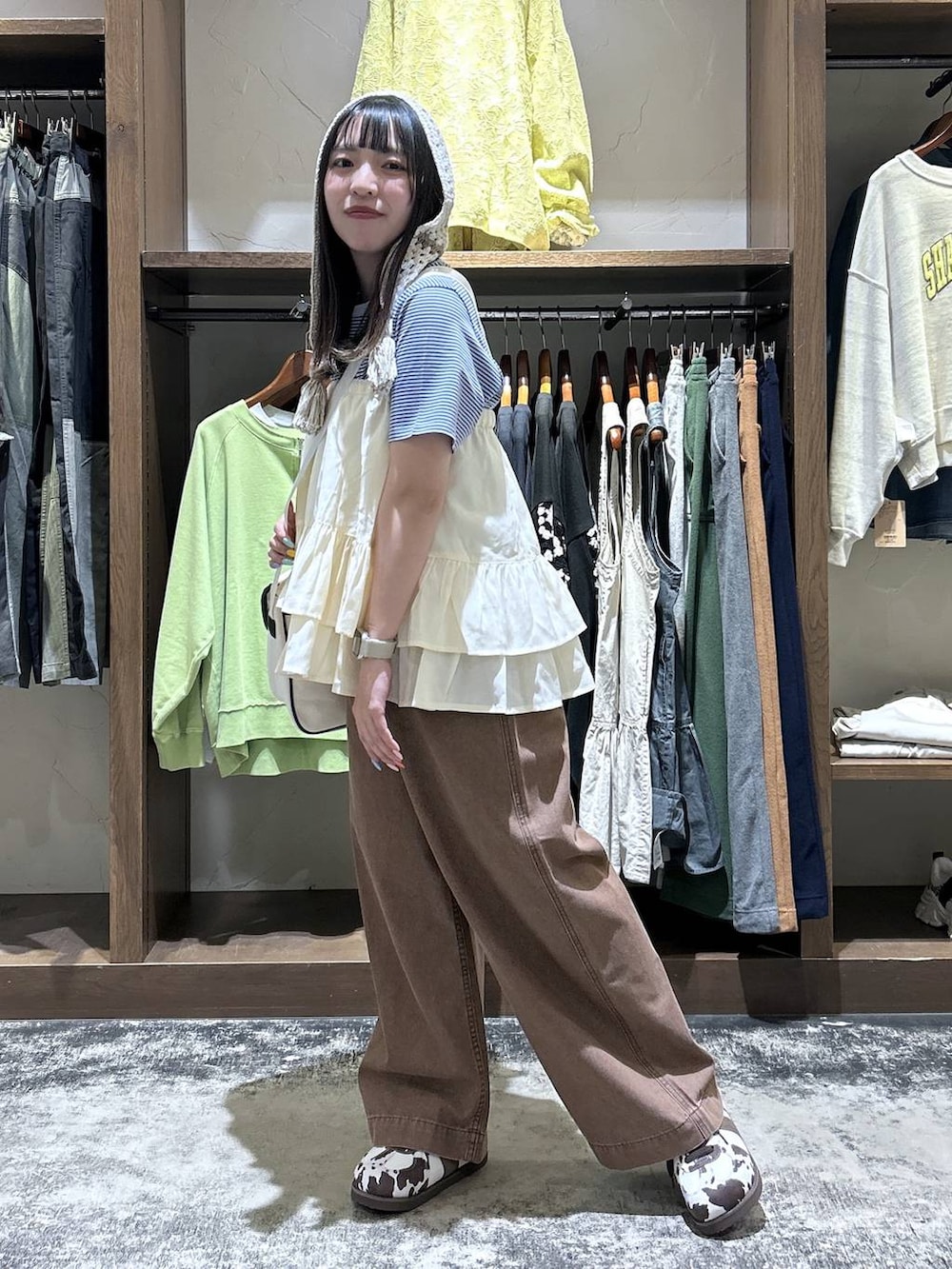 ブルー系のTシャツ/カットソー、その他のスニーカー、ベージュ系のスカートを着用したレディースの春コーディネートの3枚目の写真