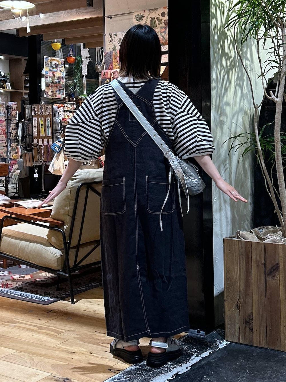「モノトーン、低身長、カジュアル、体型カバー、休日コーデ、デート/ロマンティック、楽ちんコーデ、春コーデ、女子会、ゆったり、niko and ...、リネン・透けアイテム、Tシャツ、夏コーデ、骨格ウェーブ」｜「niko and...のFINEリネンステッチジャンパースカート（ジャンパースカート、ブラック系）」を使った、h0peeekoさん（レディース・151cm）の春コーディネートの4枚目の写真