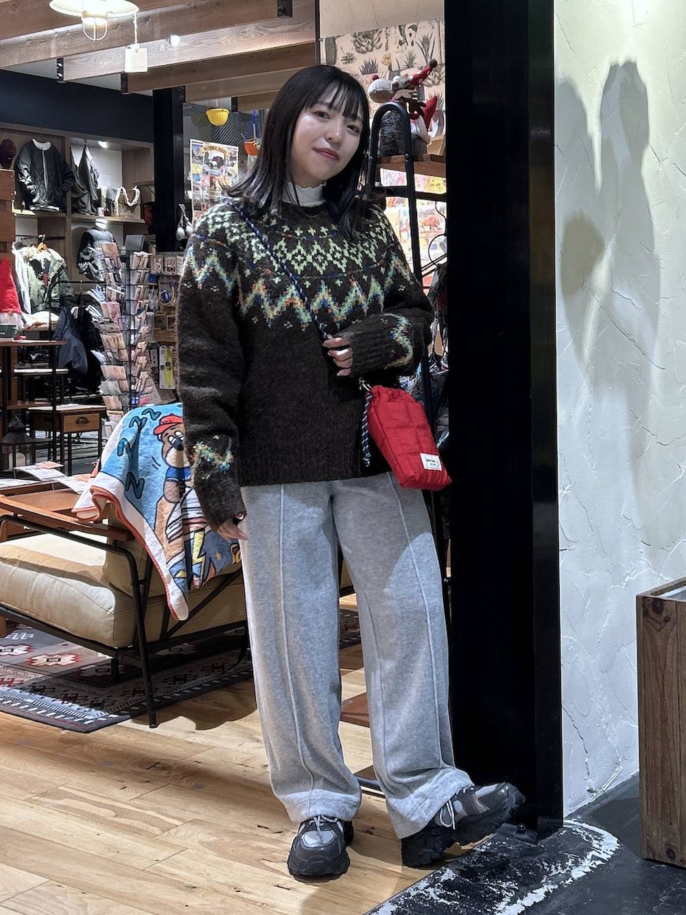 グレー系のその他パンツ、グレー系のブルゾン、グレー系のスニーカーを着用したレディースの秋コーディネートの4枚目の写真