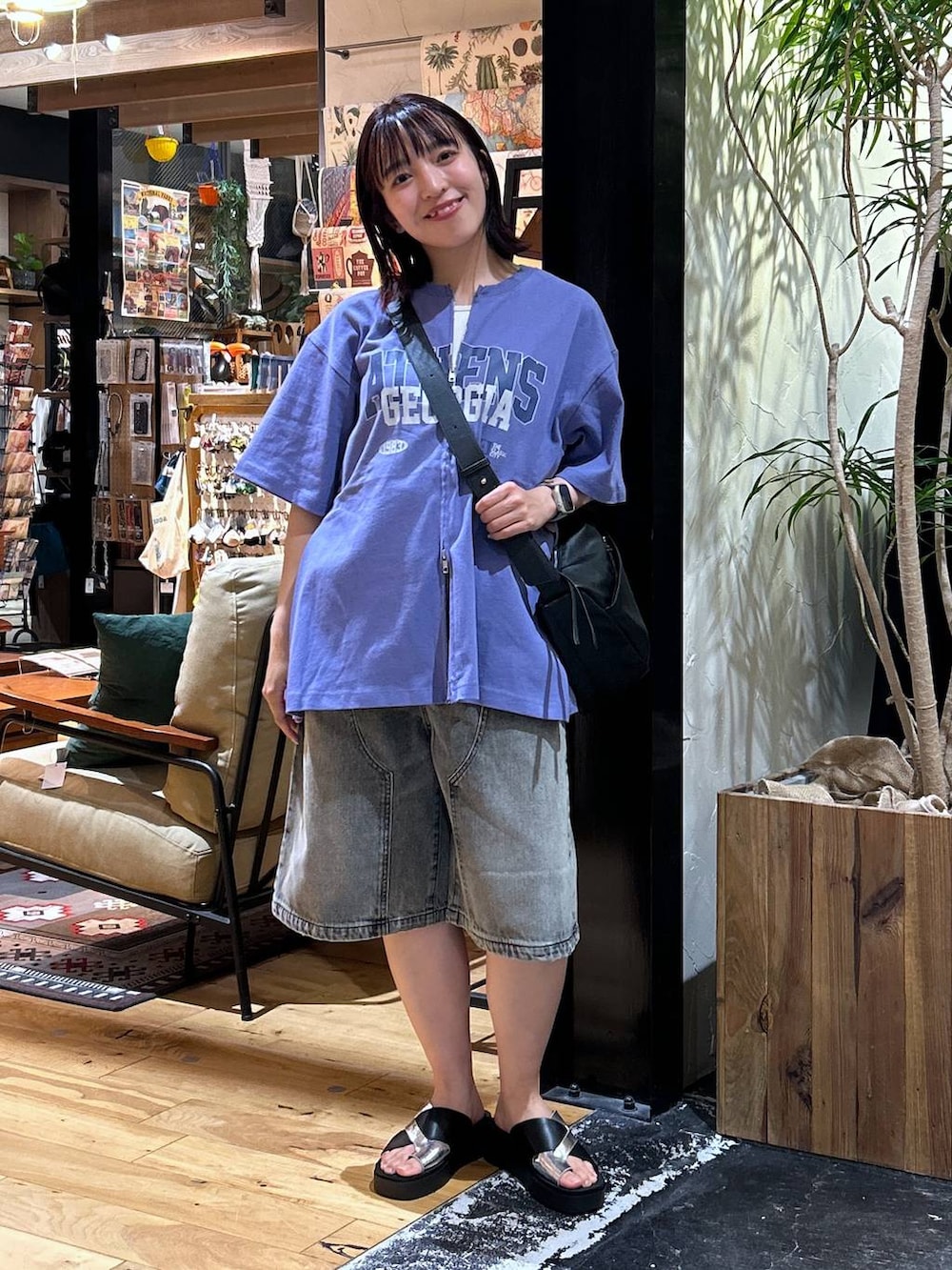 「低身長、カジュアル、体型カバー、休日コーデ、デート/ロマンティック、楽ちんコーデ、春コーデ、女子会、ゆったり、niko and ...、Tシャツ、ハーフパンツ、デニムパンツ、サンダル、ショルダーバッグ」|「niko and...のオリジナル厚底トングサンダル(サンダル、シルバー系)」を使った、h0peeekoさん(レディース・151cm)の夏コーディネートの2枚目の写真