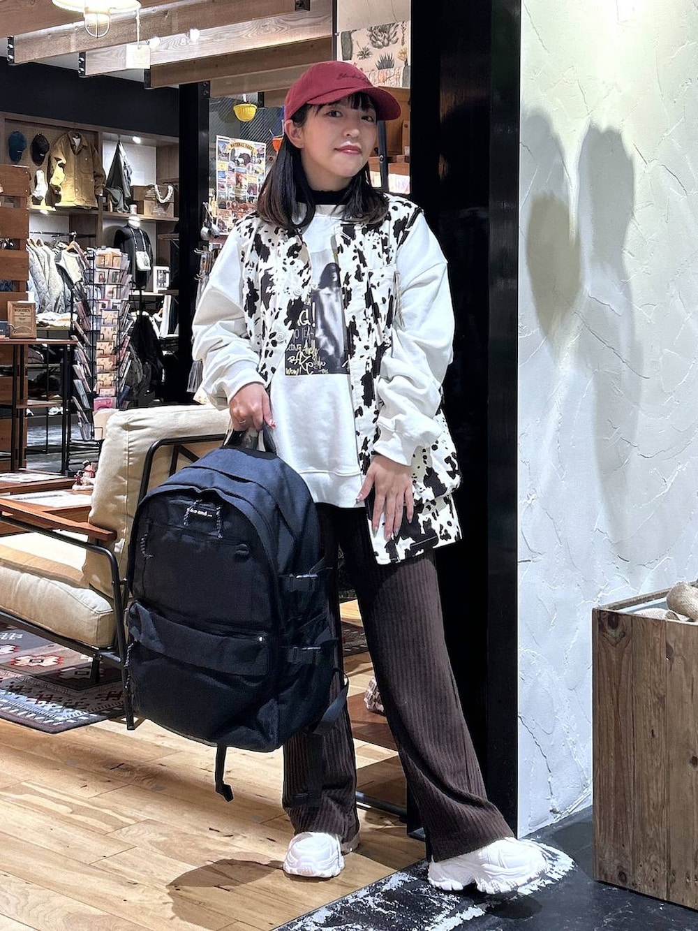 ブラック系のバックパック/リュック、ブラウン系のその他パンツ、ベージュ系のスニーカーを着用したレディースの冬コーディネートの2枚目の写真