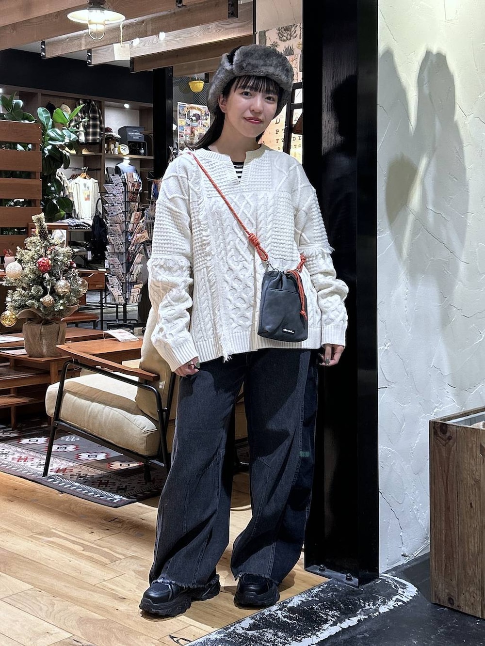 グレー系のその他アウター、ブラック系のデニムパンツ、ブラック系のスニーカーを着用したレディースの秋コーディネートの4枚目の写真